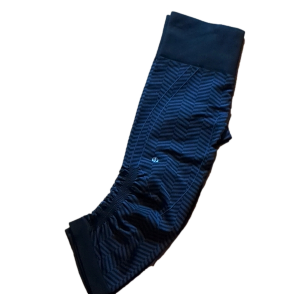 Lululemon Ebb And Flow Crop Black/Purple size 6